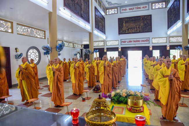 Pratimoksa commandment rite and precept listen at Hoang Phap pagoda